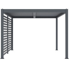Volně stojící šedá hliníková pergola s lamelovou stěnou