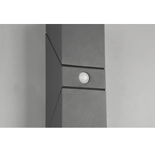 Detail šedého venkovního světla s pohybovým senzorem.