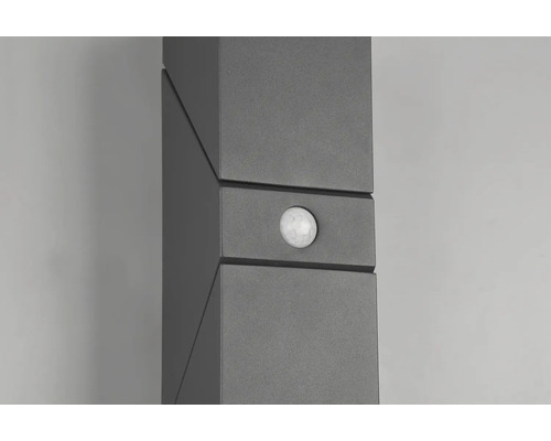 Detail šedého venkovního světla s pohybovým senzorem.