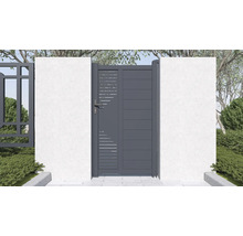 Hliníková zahradní branka s vodorovnými lamelami mezi dvěma bílými zdmi