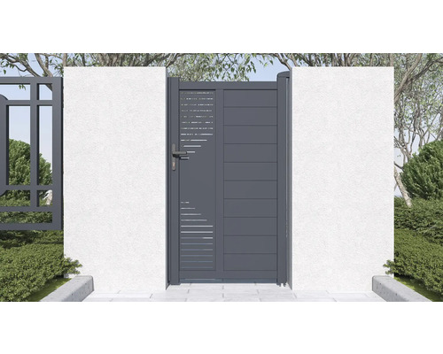 Hliníková zahradní branka s vodorovnými lamelami mezi dvěma bílými zdmi