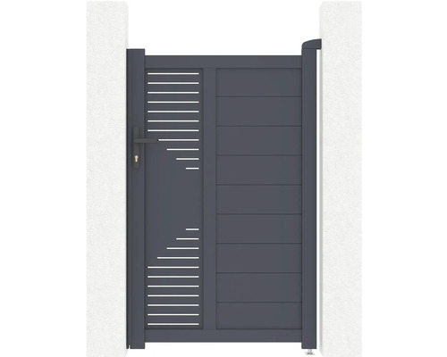Šedá zahradní branka s horizontálními ozdobnými prvky mezi dvěma zdmi