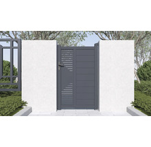 Zahradní branka s horizontálními prvky mezi dvěma zdmi