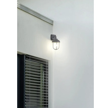 Kovové nástěnné svítidlo osvětluje venkovní prostor