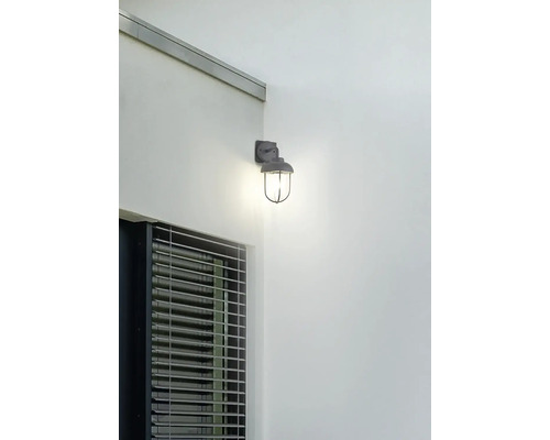 Kovové nástěnné svítidlo osvětluje venkovní prostor