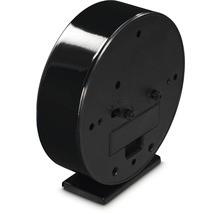 Pohled zezadu na černé analogové budíky s nastavovacími kolečky