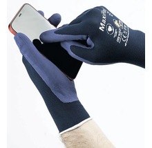 Ruce v pracovních rukavicích MaxiFlex ovládají mobilní telefon