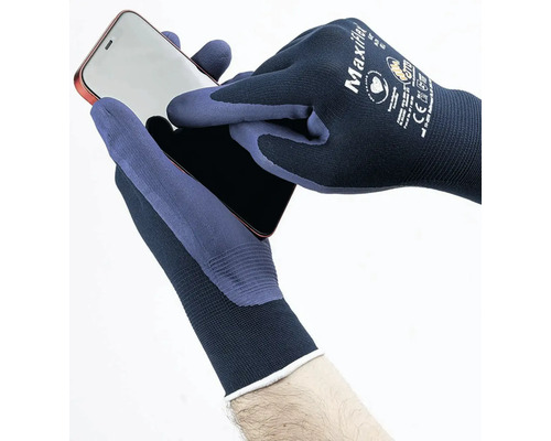 Ruce v pracovních rukavicích MaxiFlex ovládají mobilní telefon