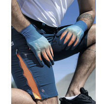 Muž klečí s pracovními rukavicemi