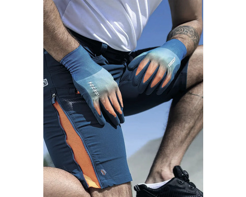 Muž klečí s pracovními rukavicemi