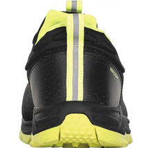 Černá běžecká obuv se žlutými akcenty, pohled zezadu