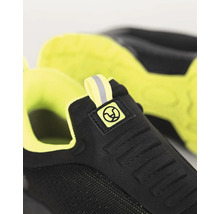 Černá běžecká obuv s logem