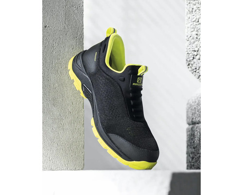 Černá pracovní obuv s žlutou podrážkou