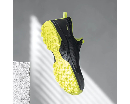 Černá běžecká obuv s profilovanou podrážkou