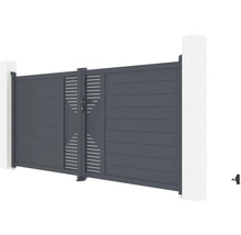 Hliníková posuvná brána s vodorovnými lamelami a ozdobnými výřezy mezi dvěma sloupky brány