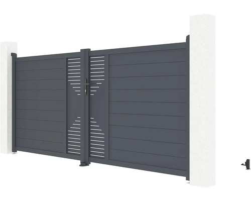 Hliníková posuvná brána s vodorovnými lamelami a ozdobnými výřezy mezi dvěma sloupky brány