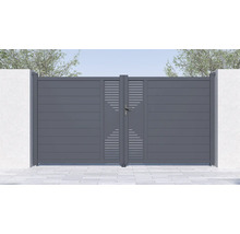 Šedá hliníková posuvná brána s vodorovnými lamelami a geometrickým vzorem