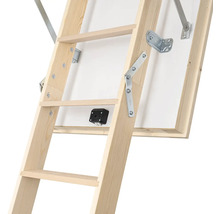 Detail dřevěných půdních schodů s kováním a zámkem