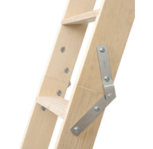 Detail dřevěných schodů s kovovým závěsem