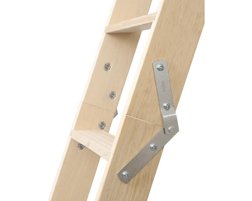 Detail dřevěných schodů s kovovým závěsem