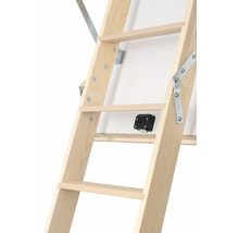 Detail dřevěných půdních schodů s kováním