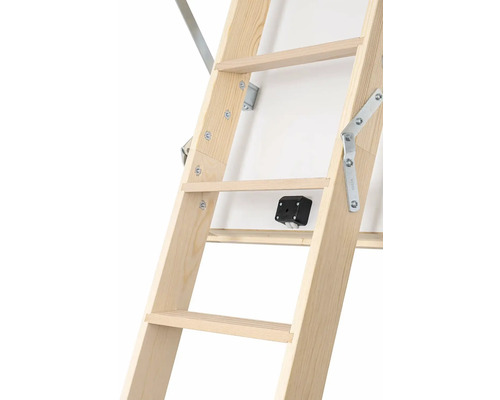 Detail dřevěných půdních schodů s kováním