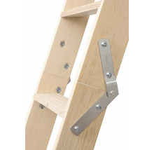 Detail dřevěných schodů s kovovými kováními