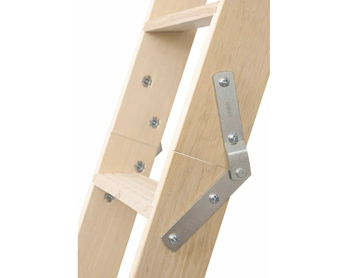 Detail dřevěných schodů s kovovými kováními