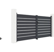 Hliníková posuvná brána s vodorovnými lamelami mezi dvěma sloupky