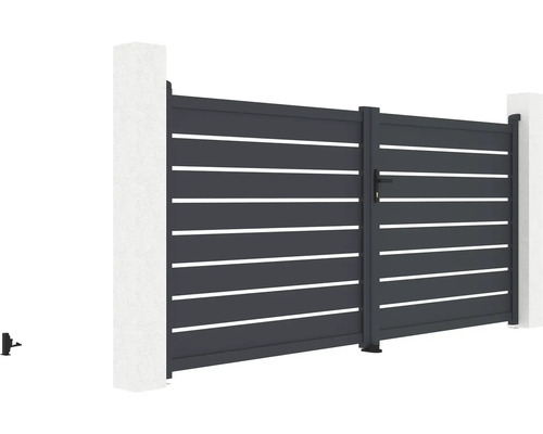 Hliníková posuvná brána s vodorovnými lamelami mezi dvěma sloupky