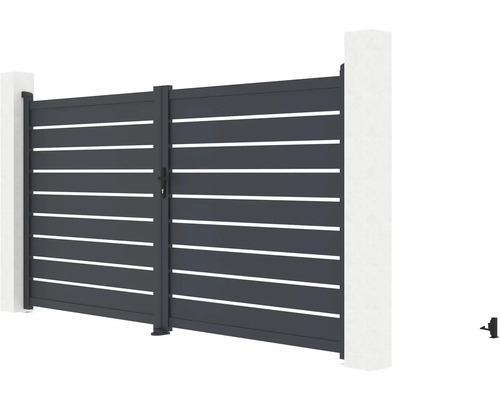 Horizontální hliníková posuvná brána mezi dvěma betonovými sloupy