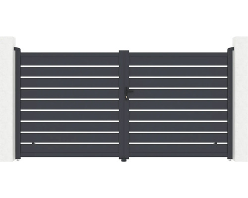 Dvoukřídlá brána s vodorovnými sloupky mezi dvěma sloupky