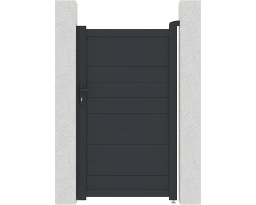 Hliníková zahradní branka mezi dvěma zdmi