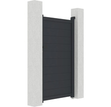 Hliníková zahradní branka mezi dvěma betonovými sloupy