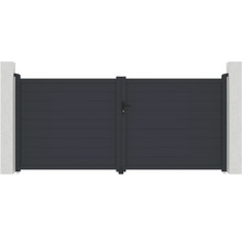 Dvoukřídlá hliníková brána mezi dvěma betonovými sloupky