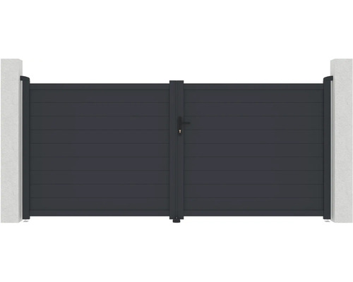 Dvoukřídlá hliníková brána mezi dvěma betonovými sloupky