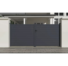 Dvoukřídlá brána z hliníku před obytným domem