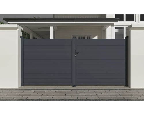 Dvoukřídlá brána z hliníku před obytným domem