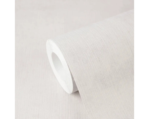 Role strukturované tapety s jemnou vertikální texturou.