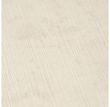 Detailní pohled na světle béžovou strukturovanou vliesovou tapetu s jemnými svislými liniemi.