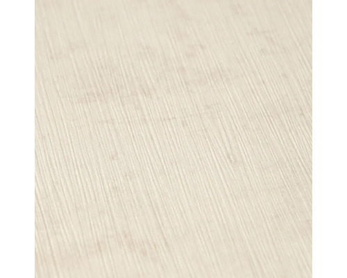 Detailní pohled na světle béžovou strukturovanou vliesovou tapetu s jemnými svislými liniemi.