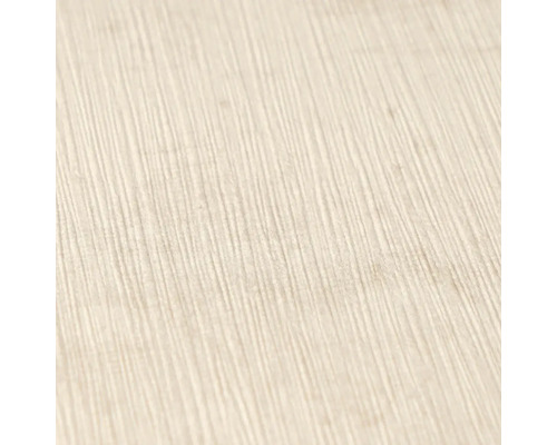 Detail tapety s vertikální liniovou strukturou a jemnou zrnitostí.