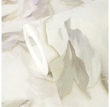 Strukturovaná vliesová tapeta s velkým květinovým vzorem na roli.