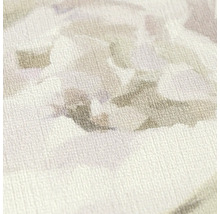 Detailní záběr vliesové tapety se strukturovaným povrchem a abstraktním květinovým akvarelovým vzorem.