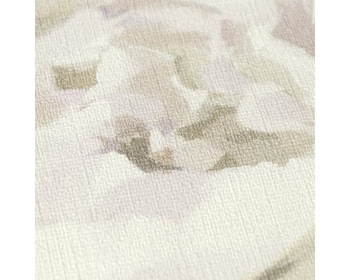 Detailní záběr vliesové tapety se strukturovaným povrchem a abstraktním květinovým akvarelovým vzorem.