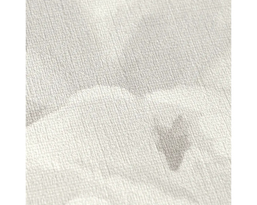Detail vliesové tapety s lněnou strukturou a mraky v akvarelovém vzoru v šedé a bílé barvě.