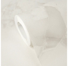 Strukturovaná vliesová tapeta s jemným kamenným vzorem na roli.