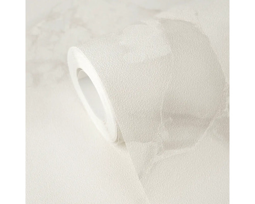 Strukturovaná vliesová tapeta s jemným kamenným vzorem na roli.