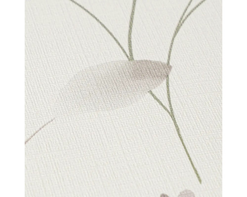 Detailní záběr vliesové tapety se lněnou strukturou a botanickým vzorem zelených stonků a šedých listů.