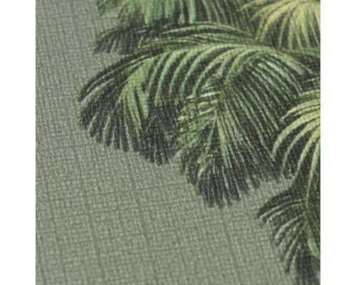 Detail vliesové tapety se vzorem palmových listů a jemnou lněnou strukturou.